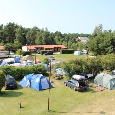 pole namiotowe na campingu